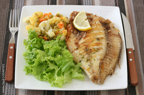 fried fish with vegetable salad
