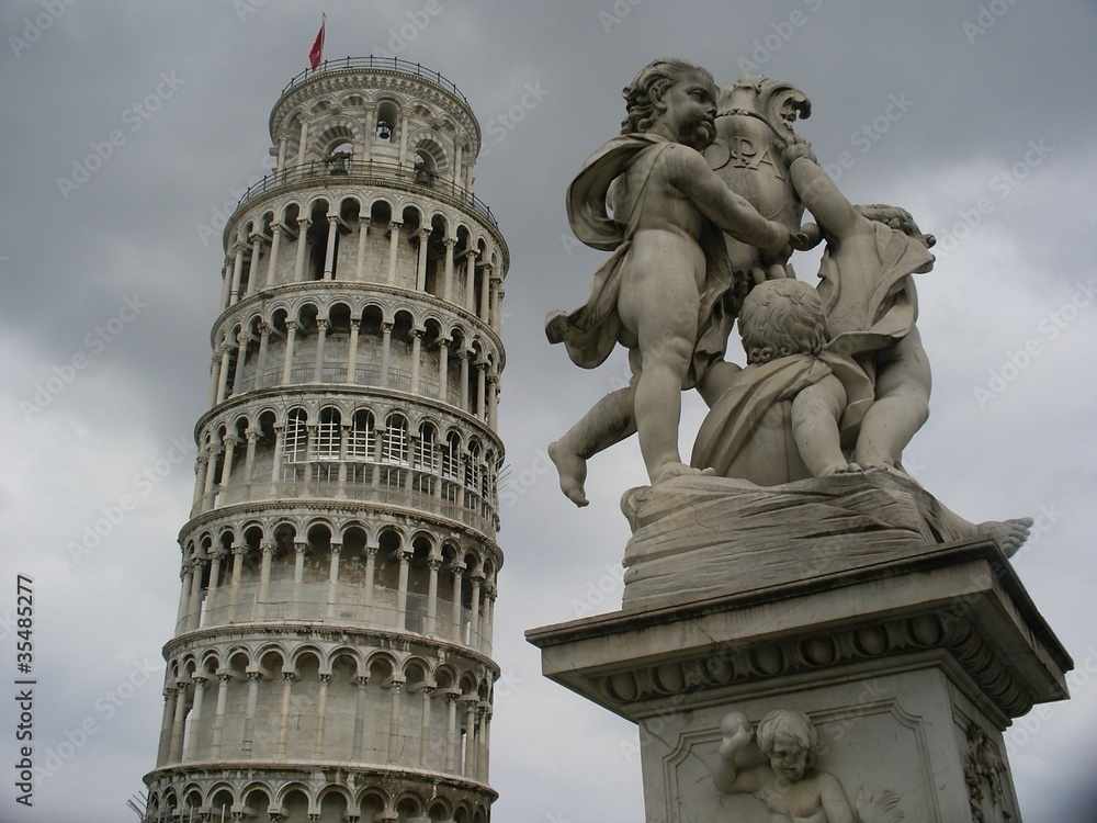 Torre di Pisa con angeli