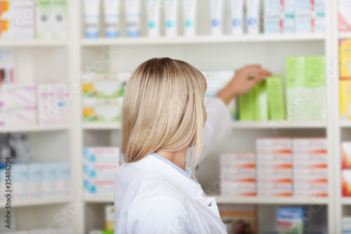 Quadro em tela apothekerin am regal