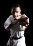 Karate, zwei Finger Stoß vor schwarz