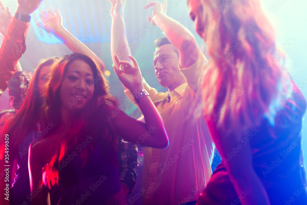 Obraz premium Leute bei Party in Disco oder Club