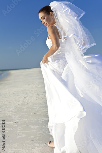 Quadro su tela Bride at Beach Wedding