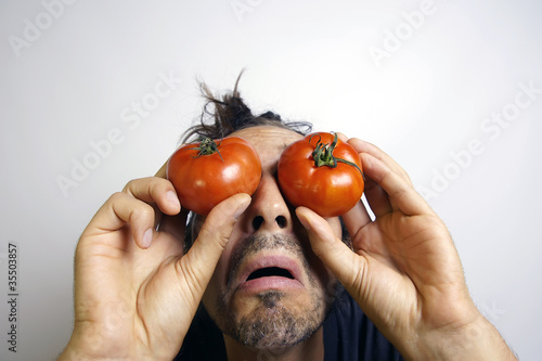 Angst mit Tomaten auf den Augen photo