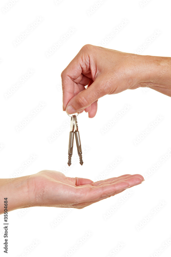 Hand übergibt Schlüssel