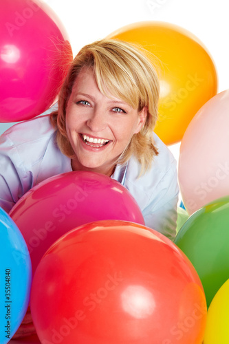 Lachende Frau mit Luftballons