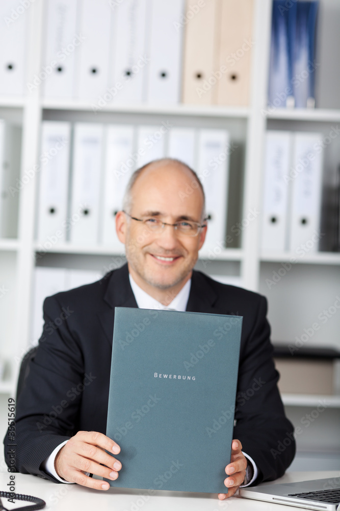 seriöser geschäftsmann mit bewerbungsmappe seriöser geschäftsmann mit bewerbungsmappe
