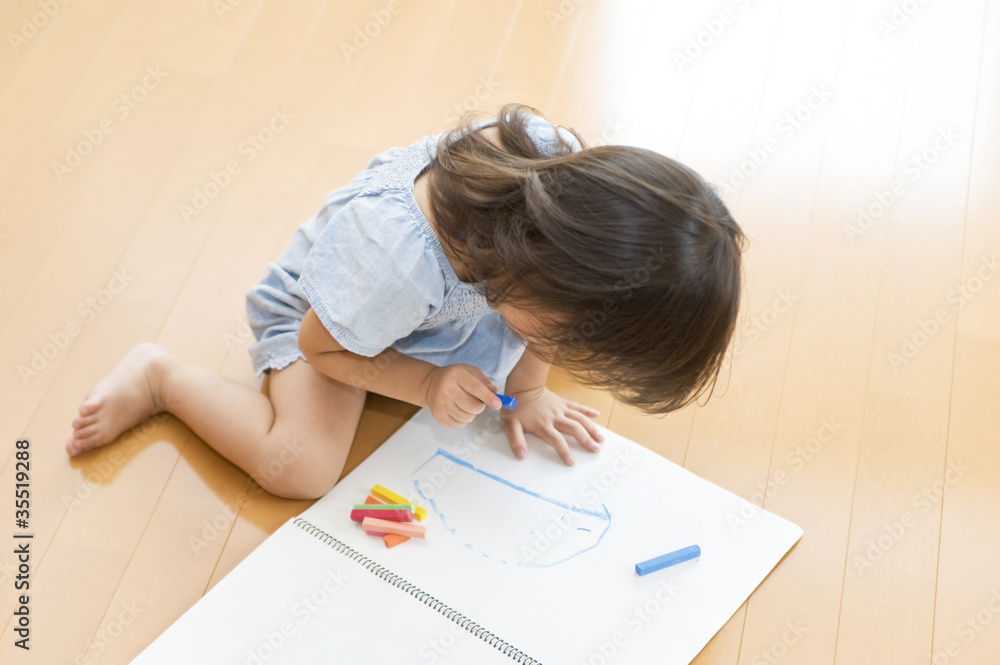 お絵描きする女の子 お絵描きする女の子