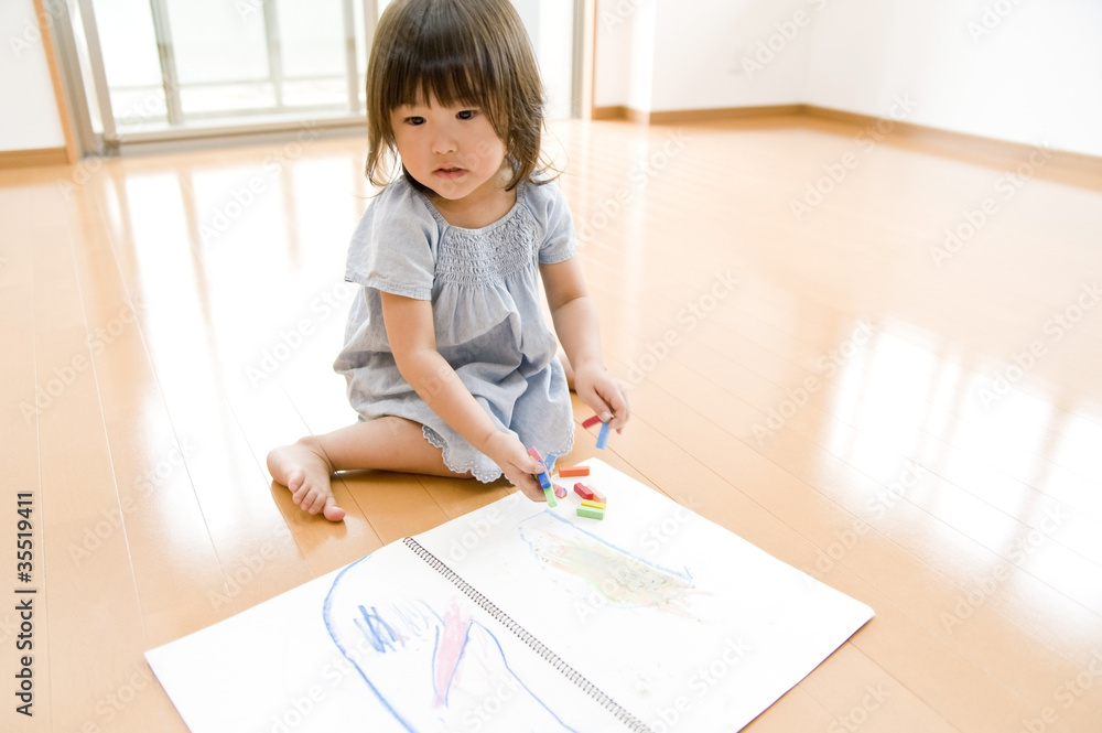 部屋でお絵描きをする女の子 部屋でお絵描きをする女の子