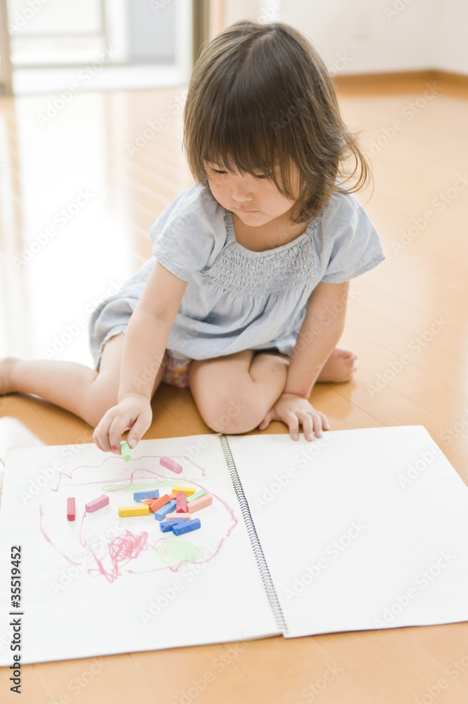お絵描きする女の子 お絵描きする女の子