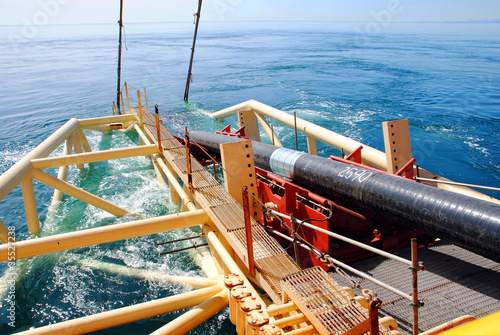 Laying of gas lines with a specialized vessel