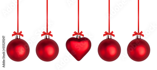 Weihnachtskugeln mit roter Schleife