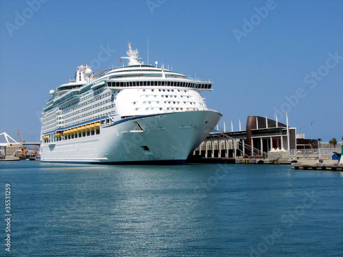 Fototapeta Naklejka Na Ścianę i Meble -  passenger ship in port of Barcelona