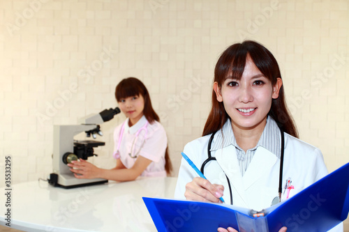 検査を進める二人の看護士