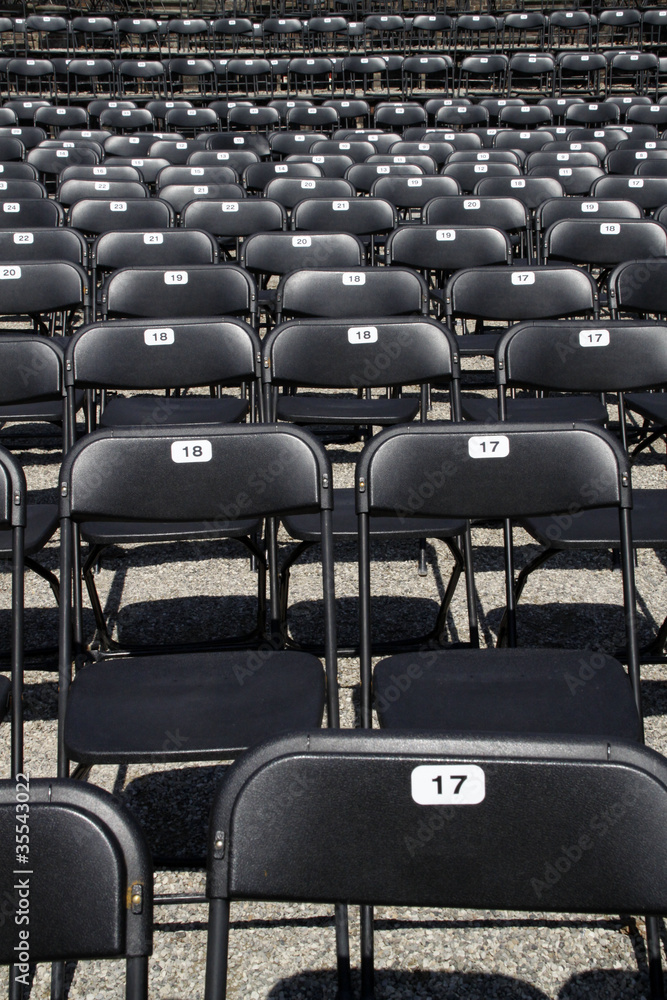 Naklejka premium Schwarze Stühle in Reihen