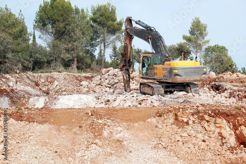 Brise-roche en action