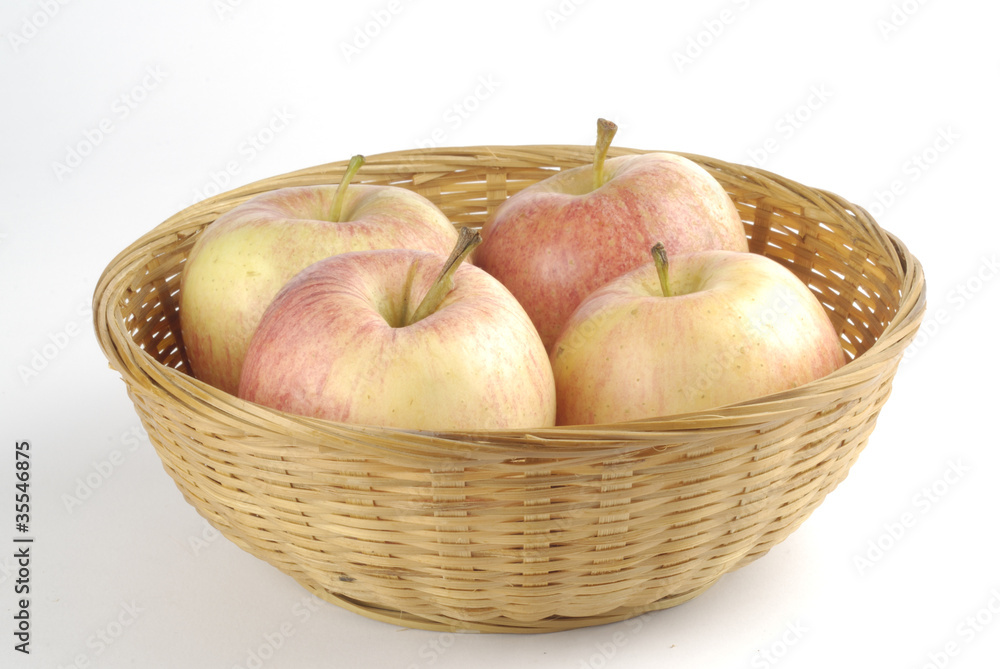 Manzanas royal gala en cesto de mimbre Manzanas royal gala en cesto de mimbre