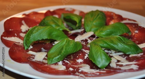 Bresaola mit Parmesan und Basilikum