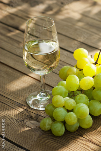 wine and grapes on wooden table