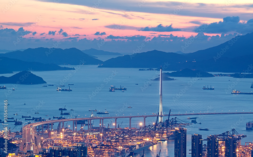 Obraz premium highway bridge sunset in hong kong