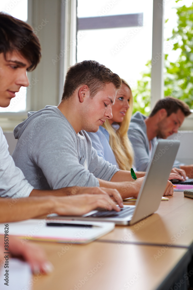 Student macht Mitschrift am Laptop Student macht Mitschrift am Laptop