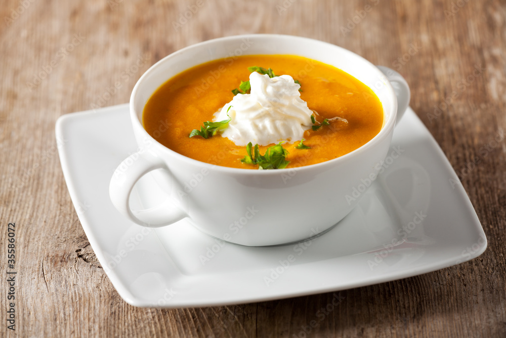 Kürbissuppe in einer Suppentasse Kürbissuppe in einer Suppentasse