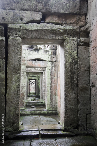 porte in pietra in un tempio ad angkor