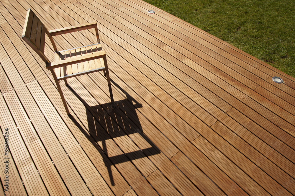 chaise en inox et bois sur terrasse ipé Stock Photo | Adobe Stock