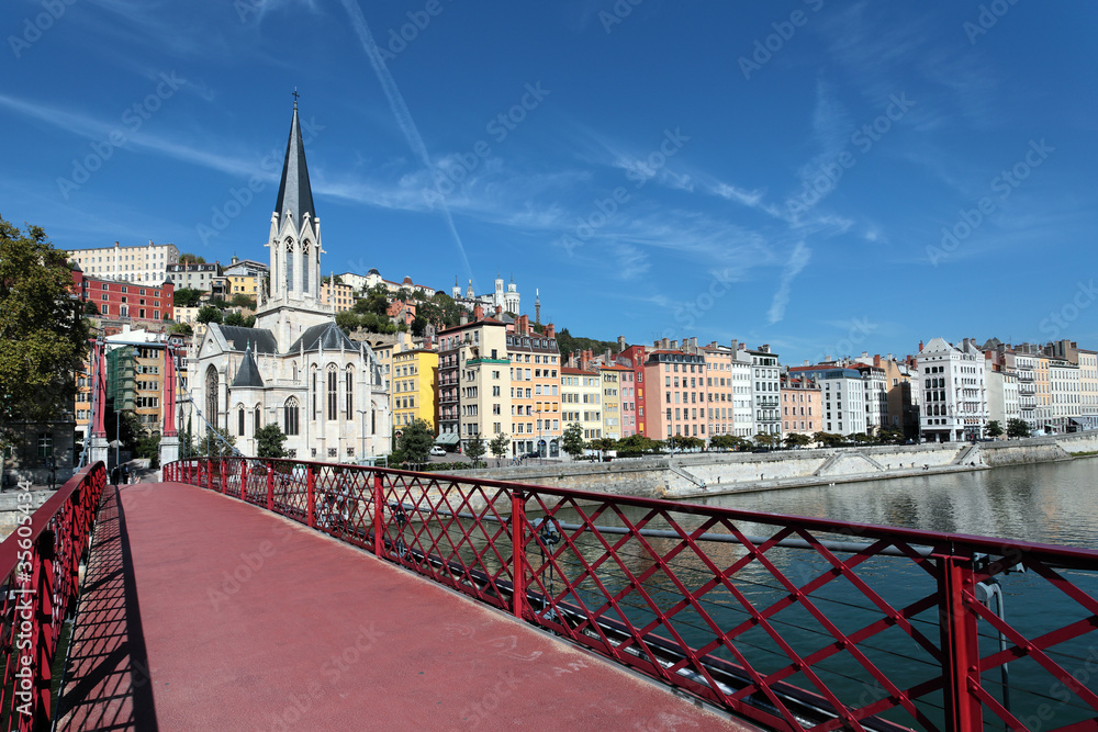 Fototapeta premium cross the red footbridge