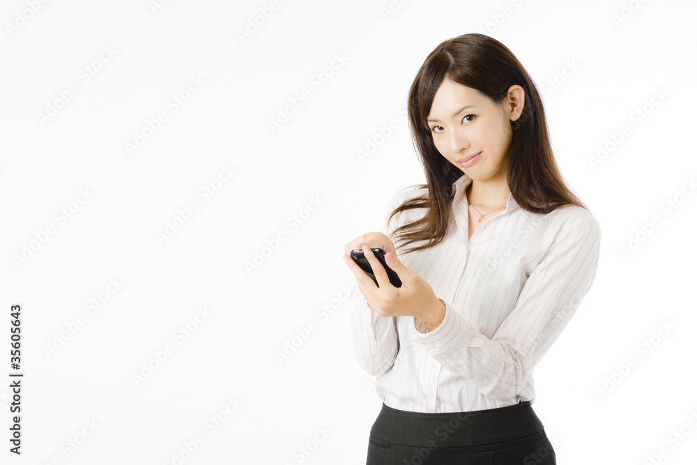 スマートフォンと女性社員 スマートフォンと女性社員
