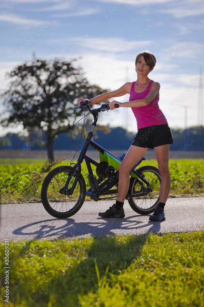 Naklejka premium Frau mit Streetstepper