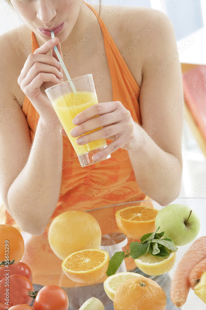 Dégustation d'une orange presséé Dégustation d'une orange presséé