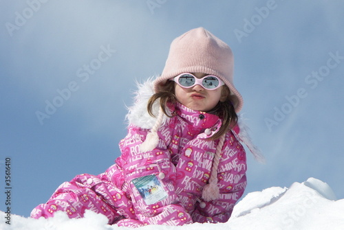enfant en combinaison de ski rose