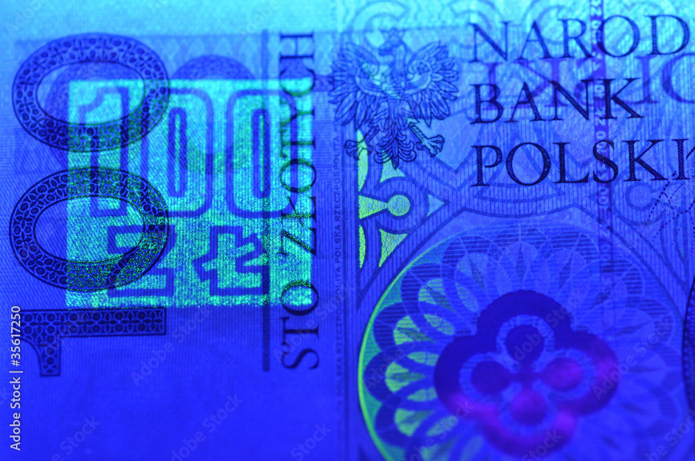 100 pln polish banknote in ultraviolet light