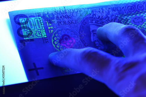 100 pln polish banknote in ultraviolet light