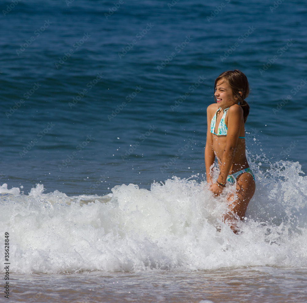 fillette dans les vagues fillette dans les vagues