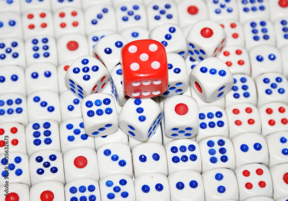 Красный и белые игровые кубики. Азарт Stock-Foto | Adobe Stock