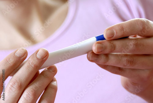femme test grossesse