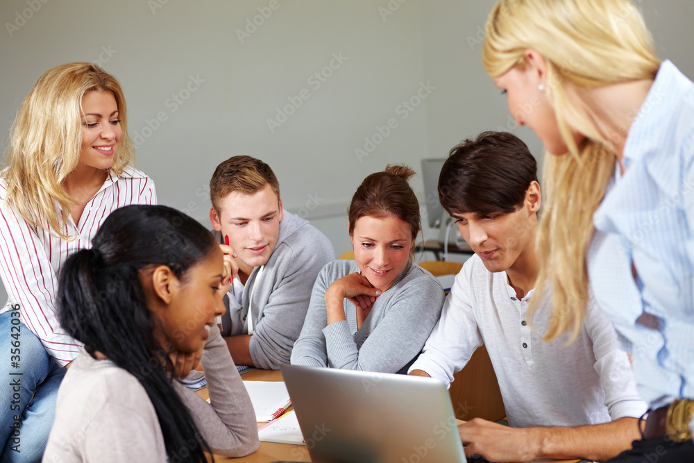 Studenten bei Internet-Recherche Studenten bei Internet-Recherche
