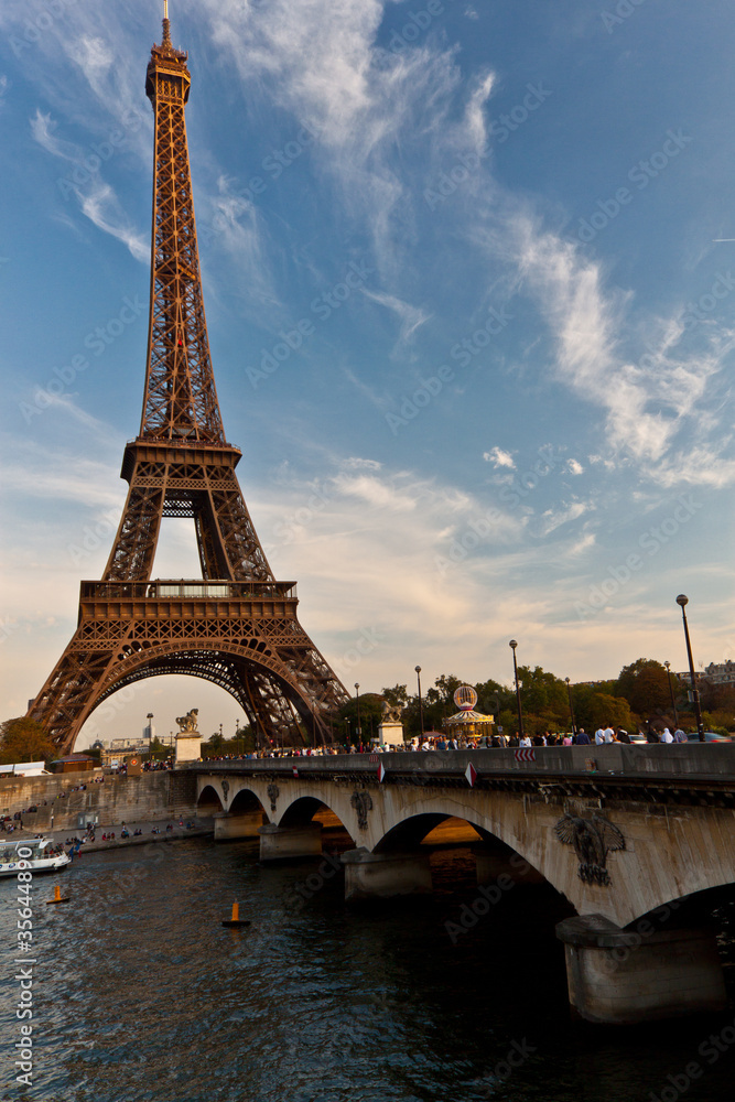 Obraz premium Tour Eiffel et pont