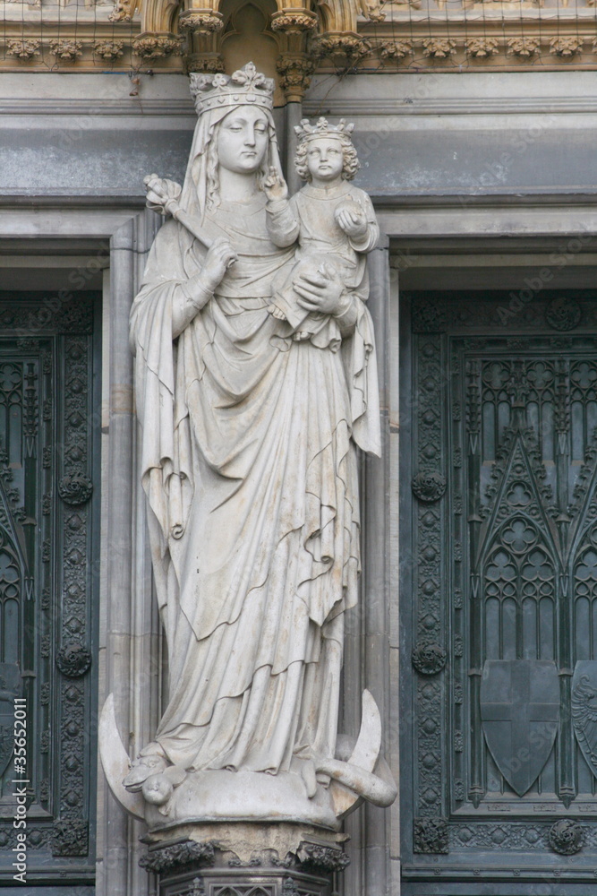 Obraz premium Sculpture, a statue of Mary with baby Jesus