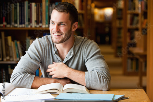 Φωτογραφία Smiling male student working