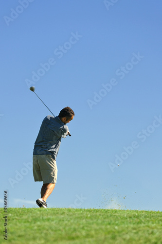 un golfeur en action