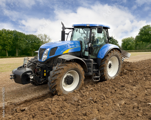 Foto Tractor Ploughing Front View