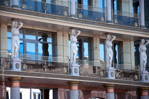 Quadro su tela Caryatids on the facade of a modern building