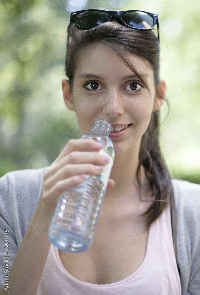 Mädchen beim trinken