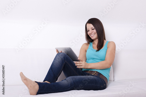 Junge Frau beim Fernsehen auf Tablet PC