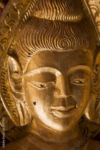 volto dorato in un tempio in laos