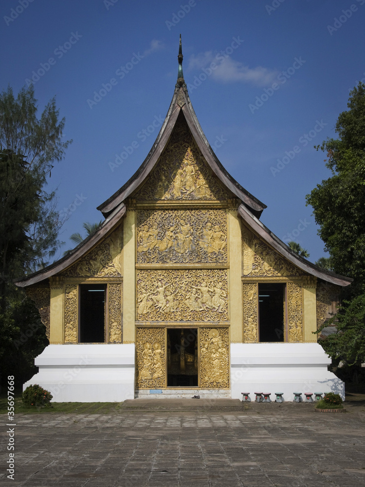tempio dorato a luang prabang in laos
