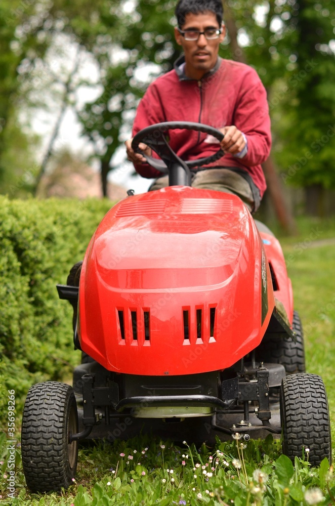 Fototapeta premium homme avec tondeuse
