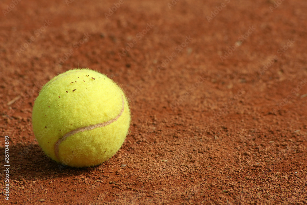 Tennisball auf Sandplatz